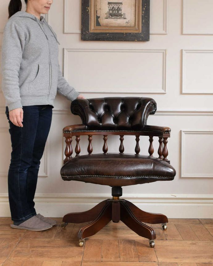 1Pソファ(ラウンジチェア)　アンティーク チェア　英国輸入のアンティークの回転椅子、カッコいいデスクチェア（リボルビングチェア）。とにかくカッコいい！英国チェスターフィールドクルクル回る革張りのリボルビングチェアは書斎やオフィスにピッタリ！デスクと合わせればカッコよく仕事が出来ます（モデルの身長は156cmです）。(q-329-c)