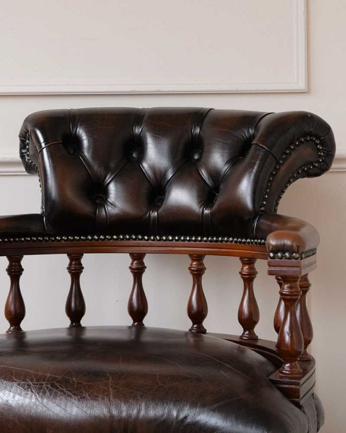 1Pソファ(ラウンジチェア)　アンティーク チェア　英国輸入のアンティークの回転椅子、カッコいいデスクチェア（リボルビングチェア）。しっかり支えてくれる木×革張り木×革張りの質感に、一つ一つ手で鋲が打たれた背もたれの美しいデザイン。(q-329-c)