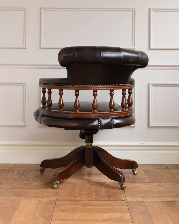 1Pソファ(ラウンジチェア)　アンティーク チェア　英国輸入のアンティークの回転椅子、カッコいいデスクチェア（リボルビングチェア）。後ろ姿までカッコいいグルッと180度、どの角度から見てもカッコイイ！思わず自慢したくなる後ろ姿に惚れ惚れです。(q-329-c)