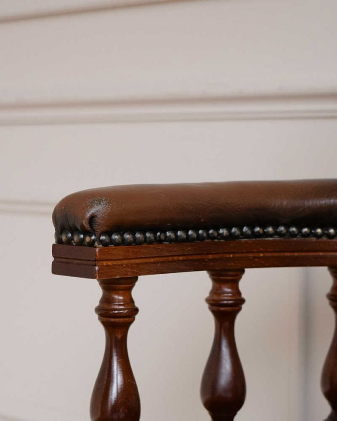 1Pソファ(ラウンジチェア)　アンティーク チェア　英国輸入のアンティークの回転椅子、カッコいいデスクチェア（リボルビングチェア）。アーム部分もカッコいい肘掛け部分も一流の椅子らしく、贅沢な造りになっています。(q-329-c)