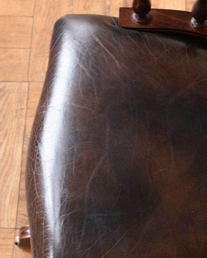 1Pソファ(ラウンジチェア)　アンティーク チェア　英国輸入のアンティークの回転椅子、カッコいいデスクチェア（リボルビングチェア）。近くで見るとこんな感じヴィンテージなのでキズや汚れはありますが、キレイなものを選んできました。(q-329-c)