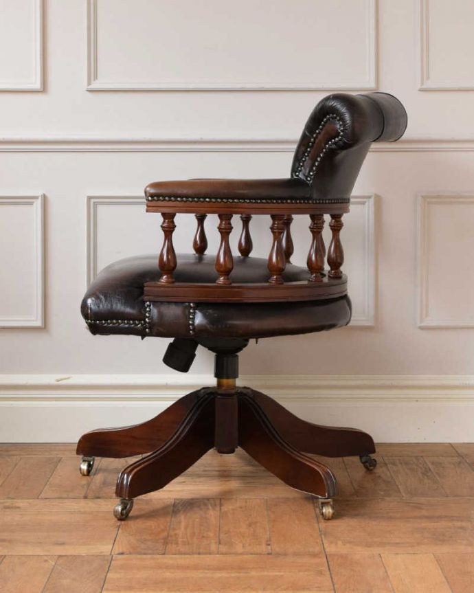 1Pソファ(ラウンジチェア)　アンティーク チェア　英国輸入のアンティークの回転椅子、カッコいいデスクチェア（リボルビングチェア）。横から見ても絵になっちゃうどこから見てもカッコいいシルエット。(q-329-c)
