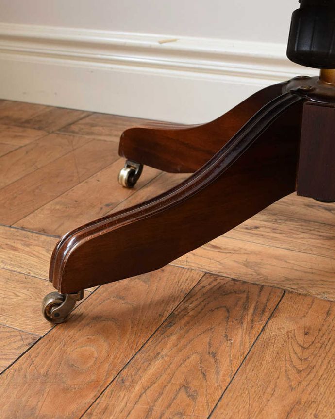 1Pソファ(ラウンジチェア)　アンティーク チェア　英国輸入のアンティークの回転椅子、カッコいいデスクチェア（リボルビングチェア）。脚先にはキャスターアンティークのものは現代のプラスチックとは違って動きはよくありませんがカッコイイ！調整したので動きますがご希望の場合はカットします。(q-329-c)