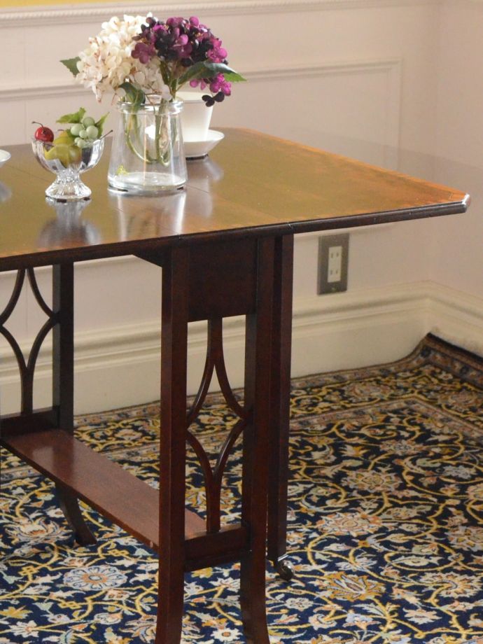 伸長式のおしゃれなアンティークテーブル