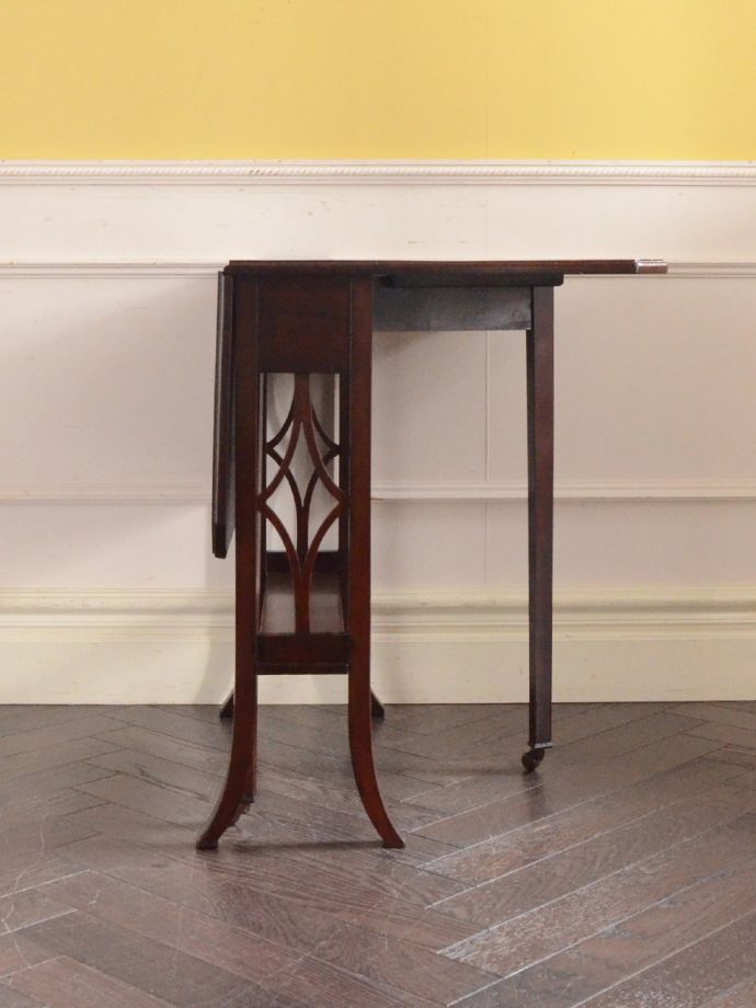 片足を開いた折り畳みテーブル