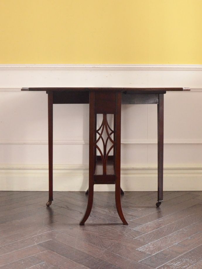 両足を広げた折り畳み式テーブル