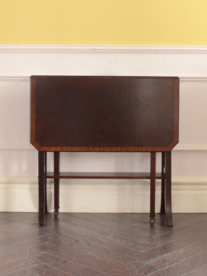 畳んだ時のゲートレッグテーブル