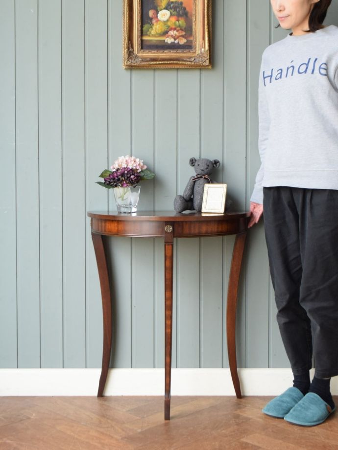 アンティークのコンソールテーブル