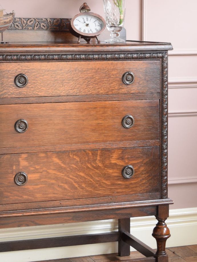 英国アンティークの3段チェスト、装飾が美しいオーク材の洋服タンス(q