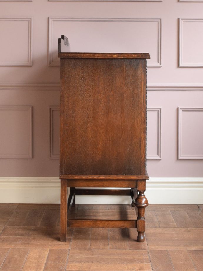 英国アンティークの3段チェスト、装飾が美しいオーク材の洋服タンス(q