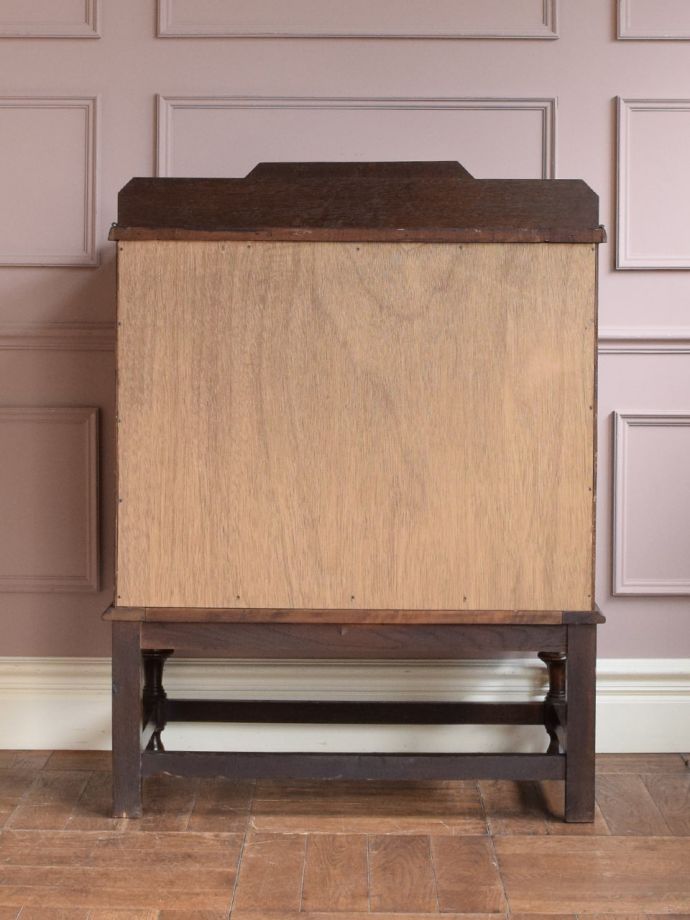 英国アンティークの3段チェスト、装飾が美しいオーク材の洋服タンス(q