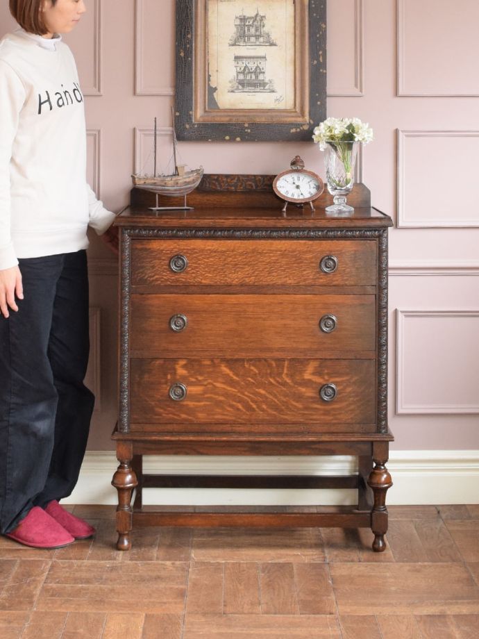 英国アンティークの3段チェスト、装飾が美しいオーク材の洋服タンス(q