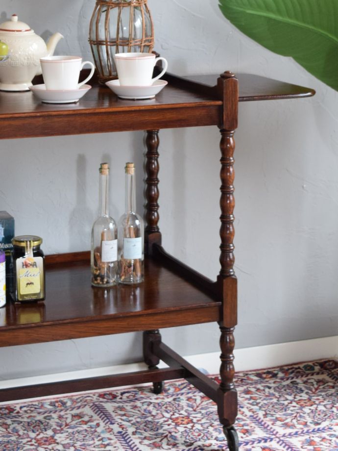 アンティーク家具らしさが漂うワゴン