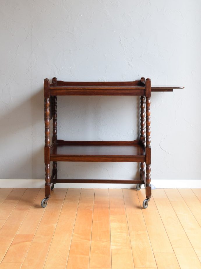 伸長式ワゴンを片方開くと