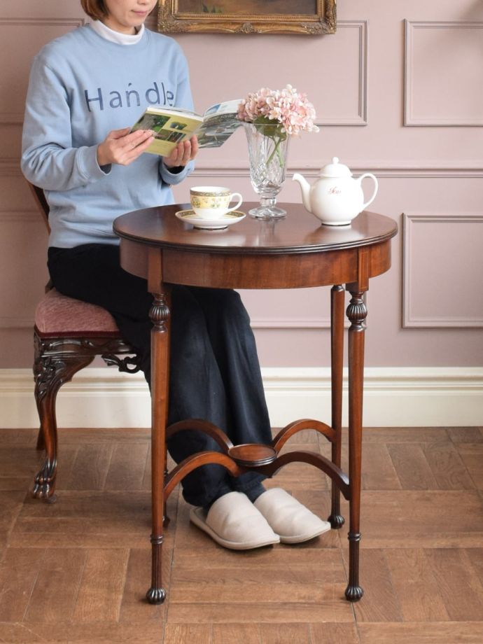 アンティークのオケージョナルテーブル