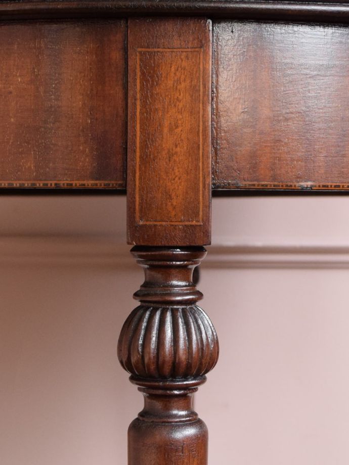 英国アンティーク家具らしい装飾