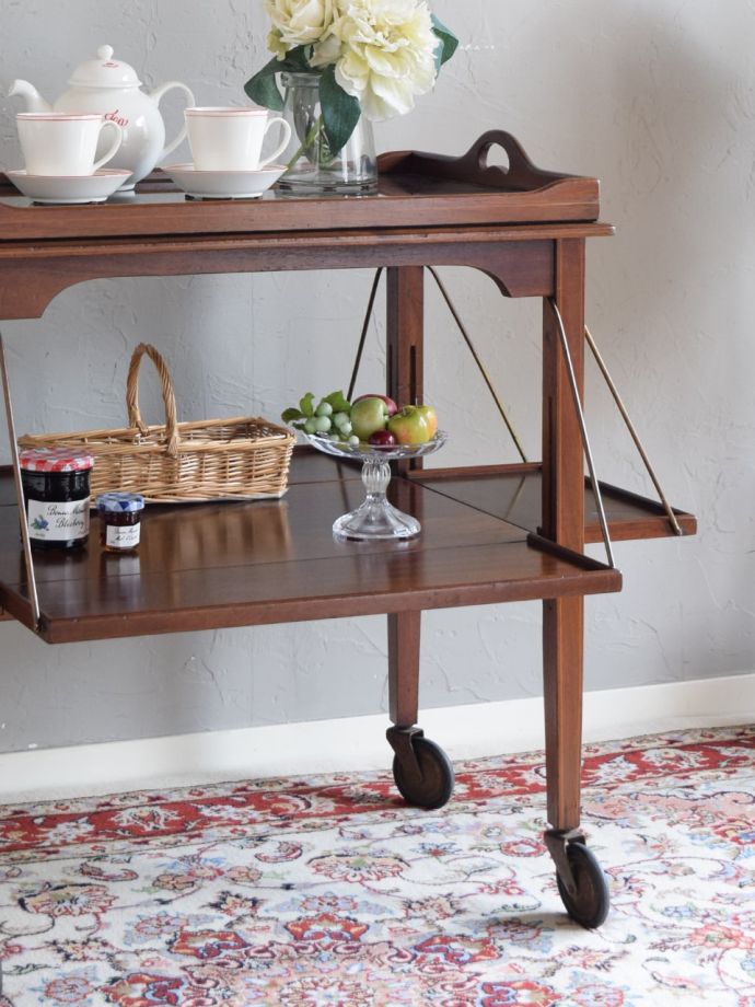 アンティークのワゴンは使い方が自由自在