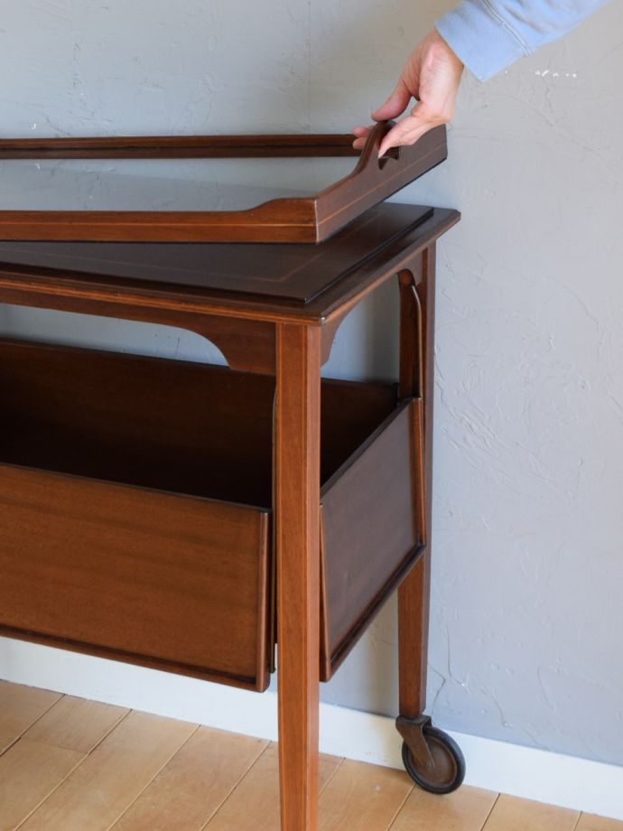 トレイ付きのワゴン