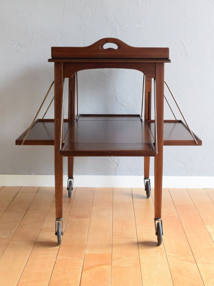 アンティークワゴンの側面