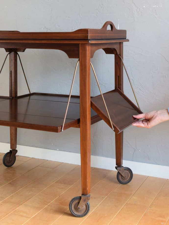 伸張タイプのサイドテーブル付き