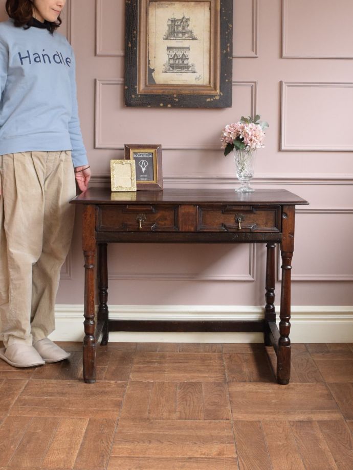 英国アンティークのコンソールテーブル