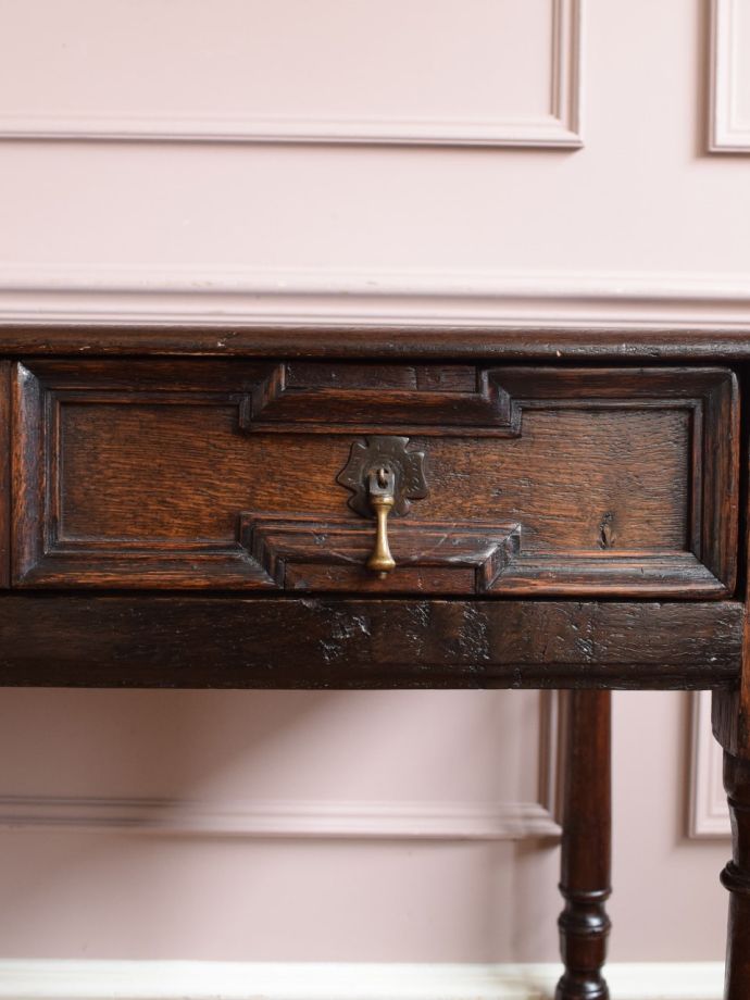 英国アンティーク家具らしい彫