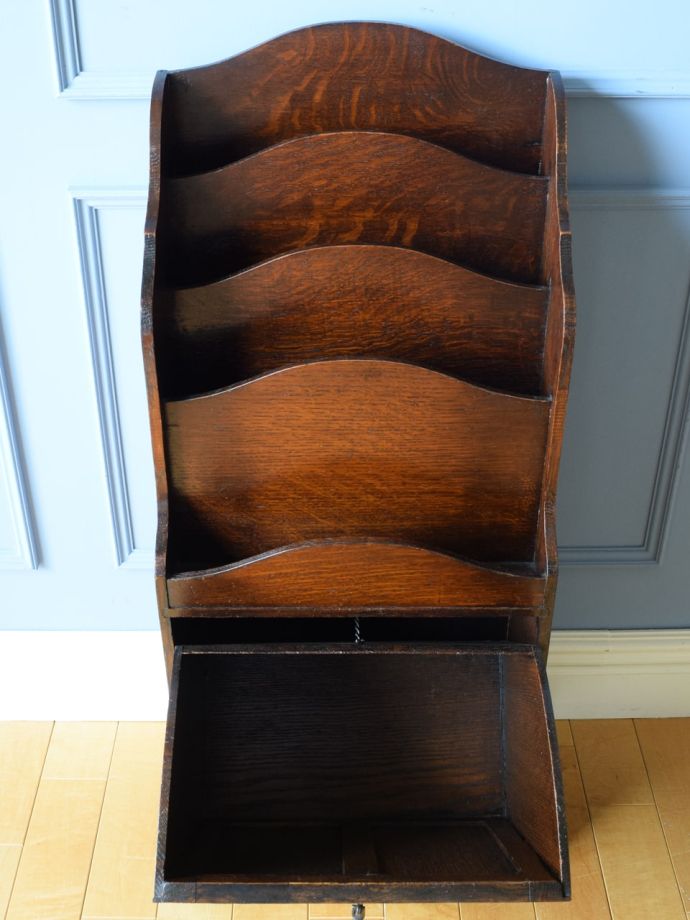 アンティークのマガジンラック