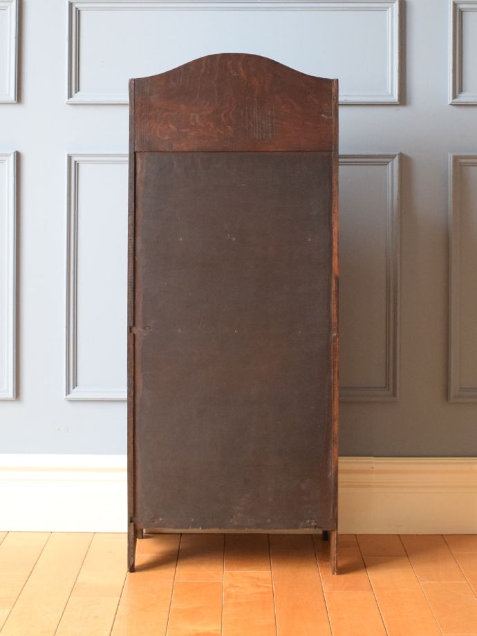 マガジンラックの後ろ姿