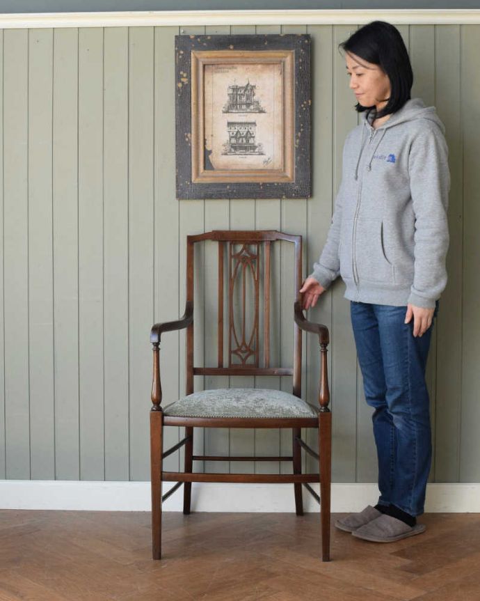 サロンチェア アンティーク チェア 英国輸入のアンティークアームチェア、細身の姿が上品で優雅なサロンチェア。「見る」だけで幸せになるアンティークの椅子最高級のアンティークチェアは、座って使う楽しみ以外に目で見て楽しめます。(q-331-c)