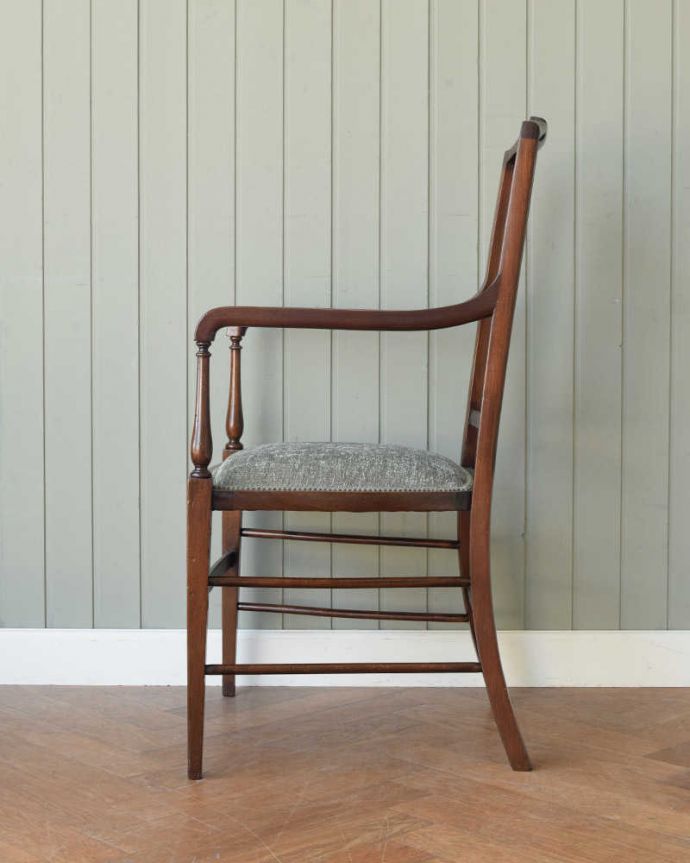 サロンチェア アンティーク チェア 英国輸入のアンティークアームチェア、細身の姿が上品で優雅なサロンチェア。横から見ても優雅な立ち姿もちろん、横から見た姿も優雅で美しいんです。(q-331-c)