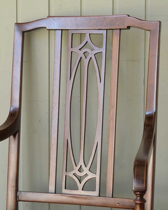 サロンチェア アンティーク チェア 英国輸入のアンティークアームチェア、細身の姿が上品で優雅なサロンチェア。アンティークらしい背もたれの装飾上質な雰囲気を漂わせる細かい透かし彫。(q-331-c)