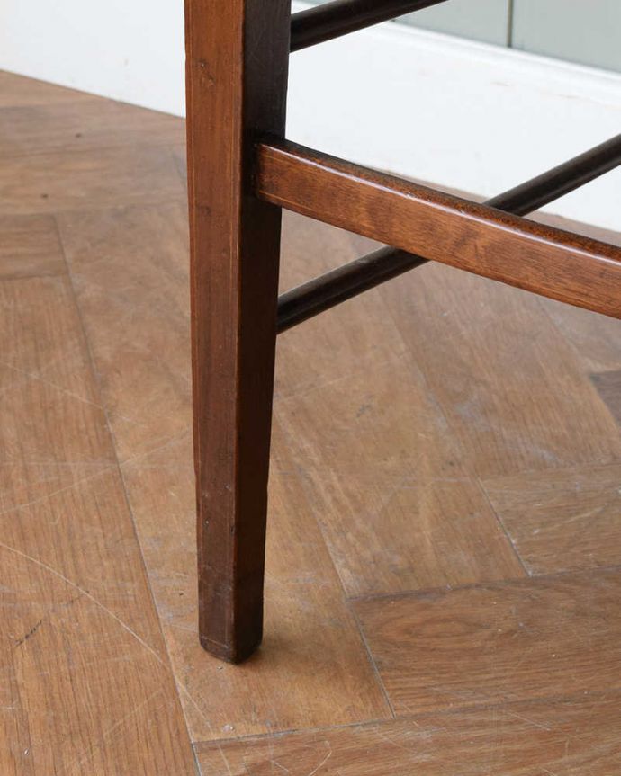 サロンチェア アンティーク チェア 英国輸入のアンティークアームチェア、細身の姿が上品で優雅なサロンチェア。床を滑らせて移動出来ますHandleではアンティークチェアの脚の裏にフェルトキーパーをお付けしています。(q-331-c)