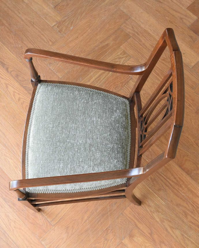 サロンチェア アンティーク チェア 英国輸入のアンティークアームチェア、細身の姿が上品で優雅なサロンチェア。座面を上から見るとこんな感じ座面は布貼りなので、長時間座っても疲れません。(q-331-c)