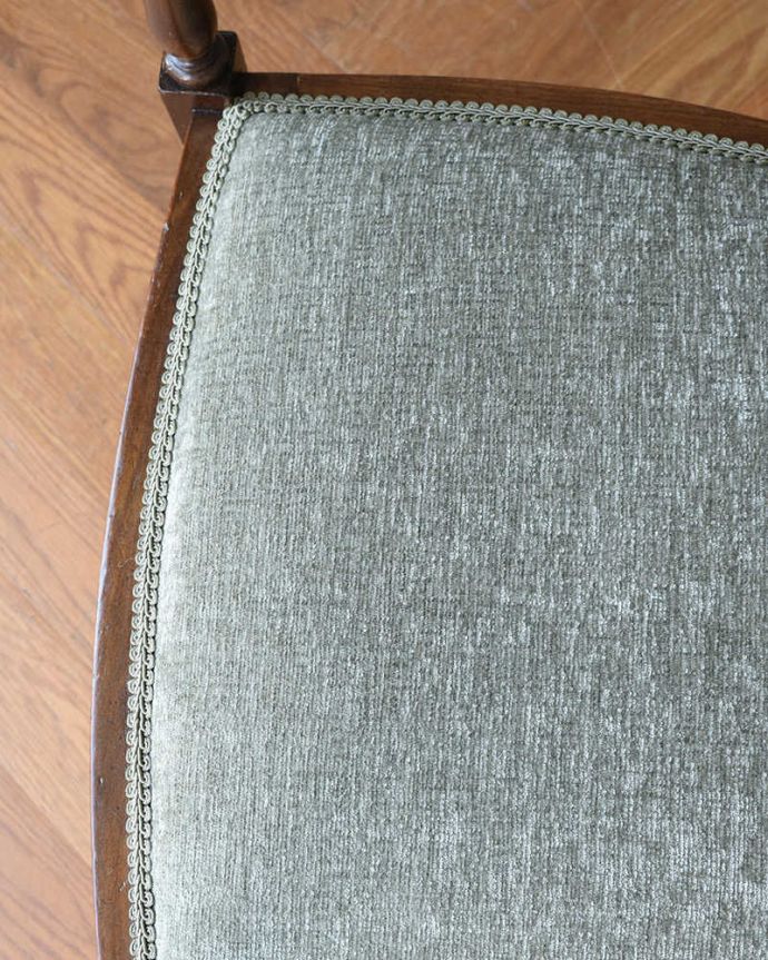 サロンチェア アンティーク チェア 英国輸入のアンティークアームチェア、細身の姿が上品で優雅なサロンチェア。生地のセレクトにもこだわりました優雅なアンティークチェアの雰囲気をそのままに、一番似合う貼り座をじっくり選びました。(q-331-c)