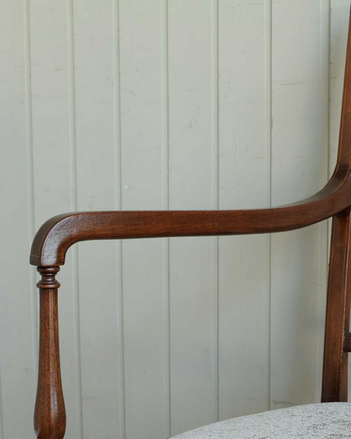 サロンチェア アンティーク チェア 英国輸入のアンティークアームチェア、細身の姿が上品で優雅なサロンチェア。アーム部分にも注目肘を掛けておけるアームチェアは座ったときにやっぱりラク。(q-331-c)