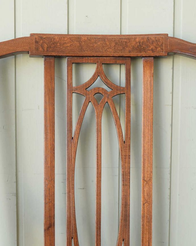 サロンチェア アンティーク チェア 英国輸入のアンティークアームチェア、細身の姿が上品で優雅なサロンチェア。うっとりするほど細かい細工まだ機械の発達していない時代に、手作業で作られた細かい細工。(q-331-c)