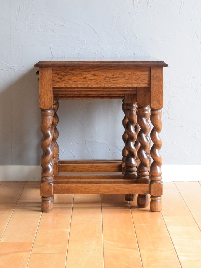 ネストテーブルの横顔