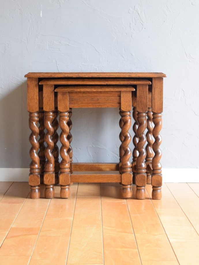 アンティークのネストテーブル