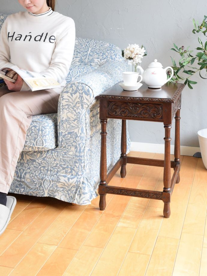 アンティークのオケージョナルテーブル