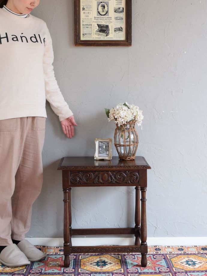 アンティークのオケージョナルテーブル