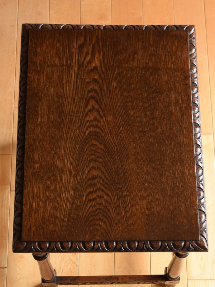 アンティークのサイドテーブルの天板