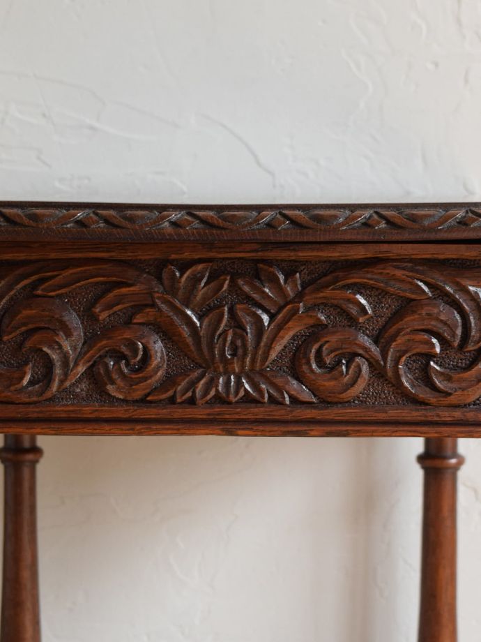 英国アンティーク家具らしい装飾