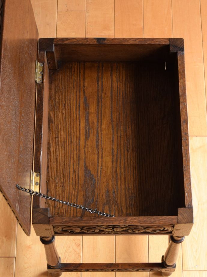 天板の下は小物入れになっています