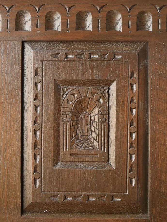 英国アンティーク家具らしい装飾