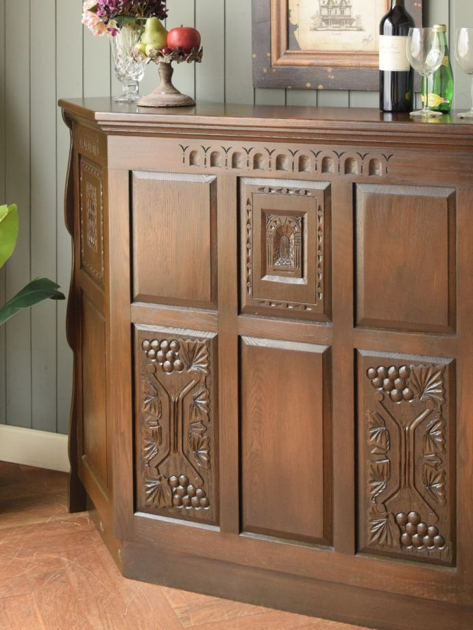 アンティーク家具らしさが漂うカウンター