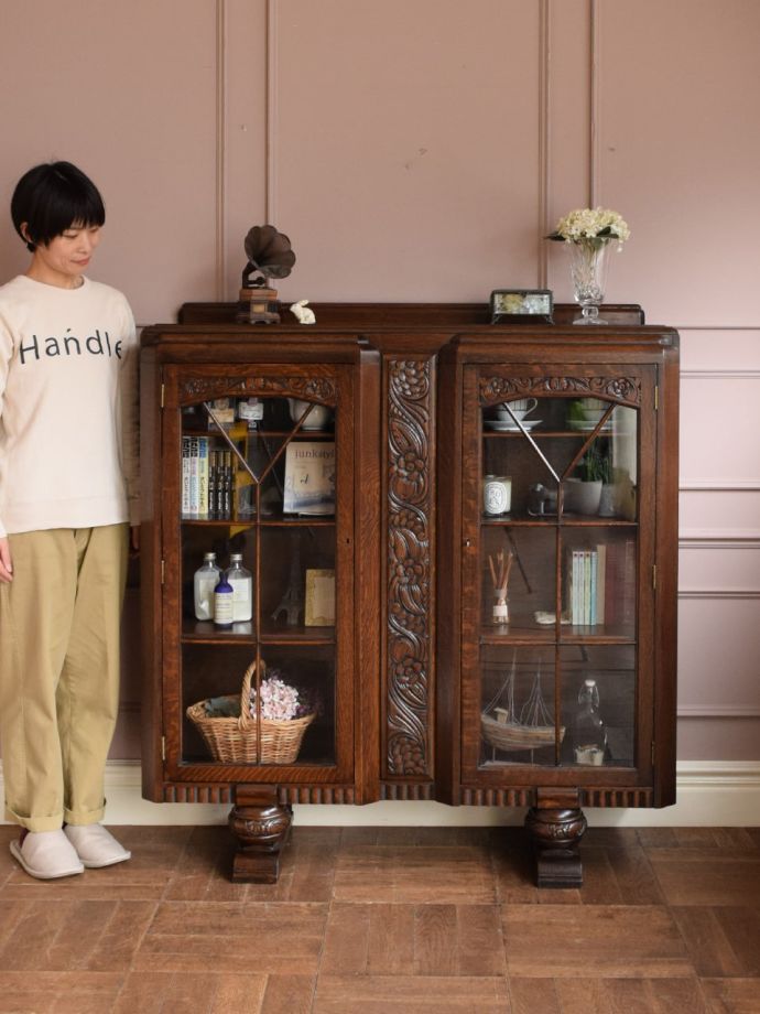 英国アンティークのキャビネット
