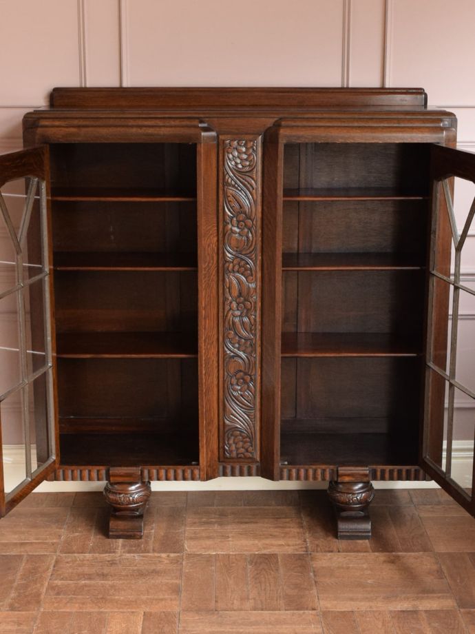 キャビネットの扉の中