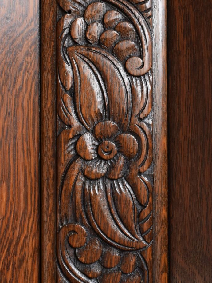 キャビネットの華やかな装飾