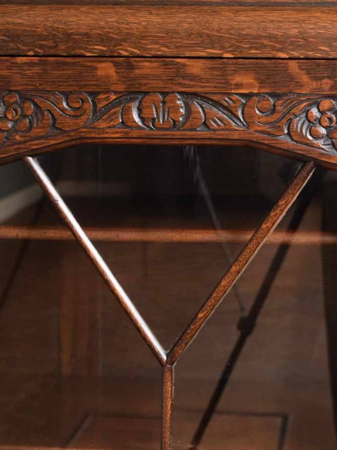 アンティーク家具らしい装飾