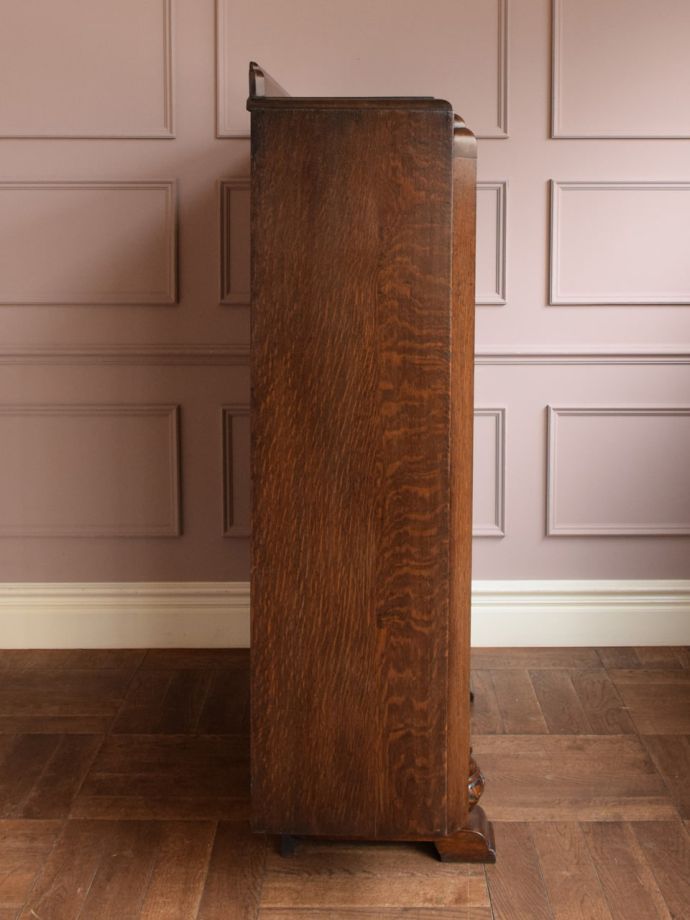 キャビネットの側面